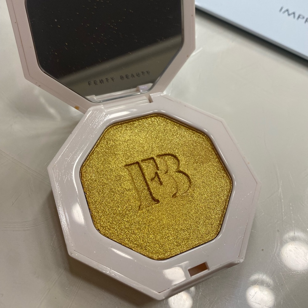 FENTY BEAUTY HIGHLIGHTER